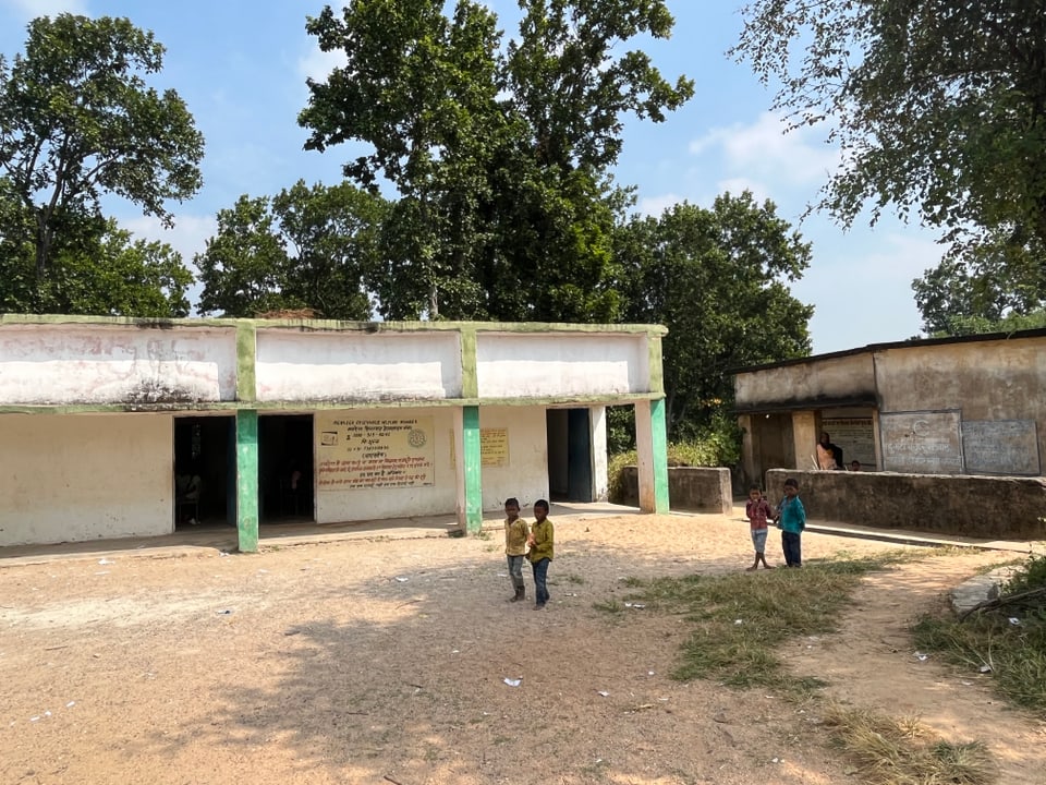 Der Pausenplatz von der Schule in Manika.