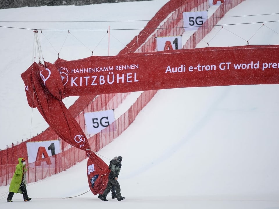 Transparente in Kitzbühel werden eingerollt.