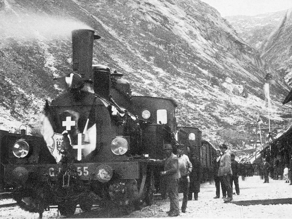 Die erste Gotthardbahn-Dampflokomotive am Bahnhof Göschenen.