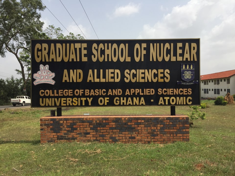 Schild des Instituts für atomare Wissenschaften.