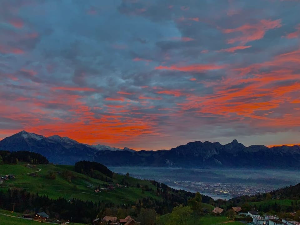 Goldiwil/BE Brennender Himmel über dem Thunersee.