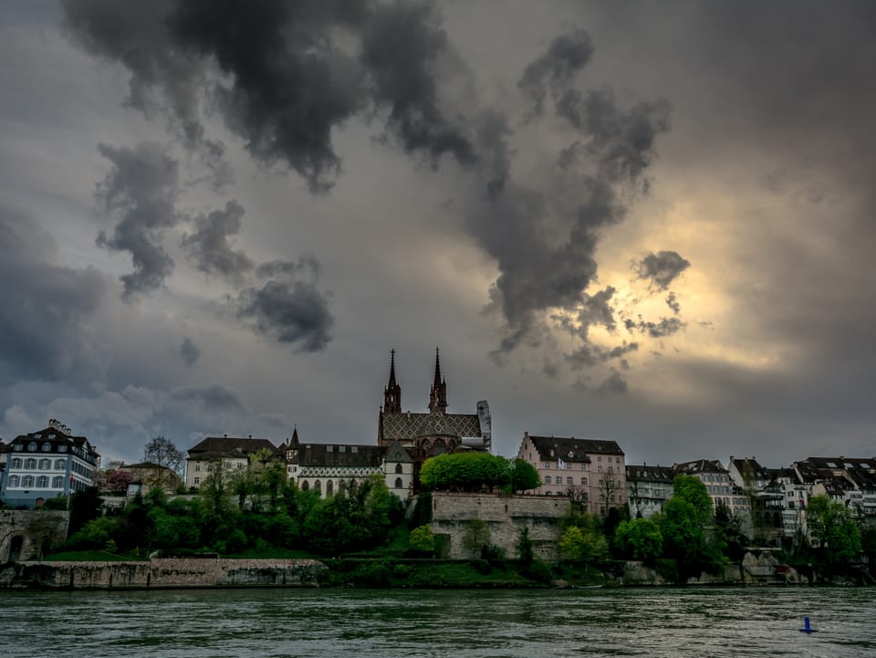 Bedrohliche Wolken ziehen über Basel hinweg.