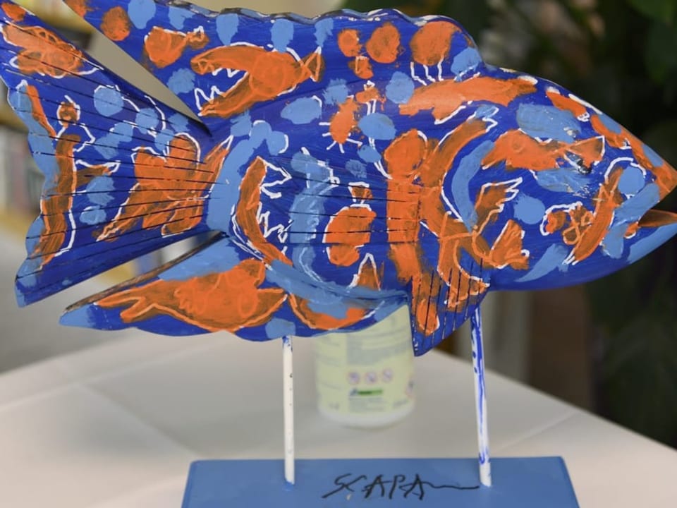 Farbige Skulptur in Form eines Fisches.