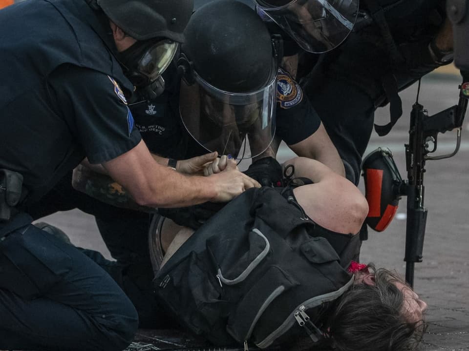 Polizisten verhaften einen Demonstranten in Indianapolis.