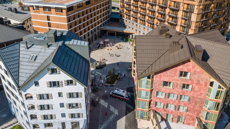 Blick auf Neubauten in Andermatt.