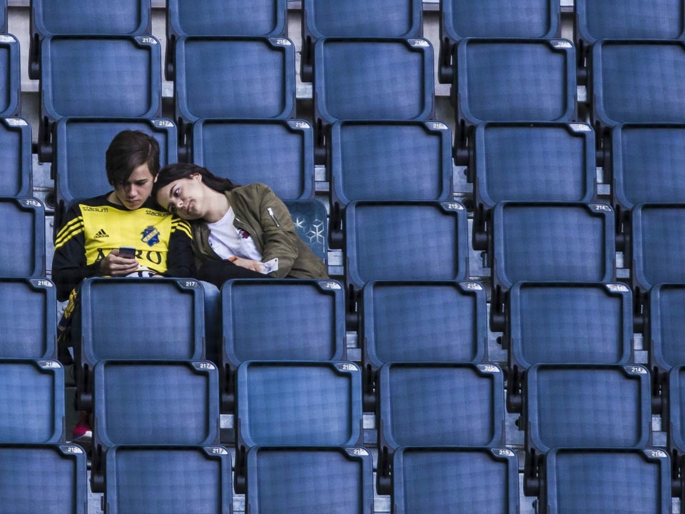 Zwei Fans auf der Tribüne in Solna