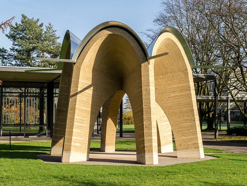 Kuppelgebäude aus Lehm in einem Park