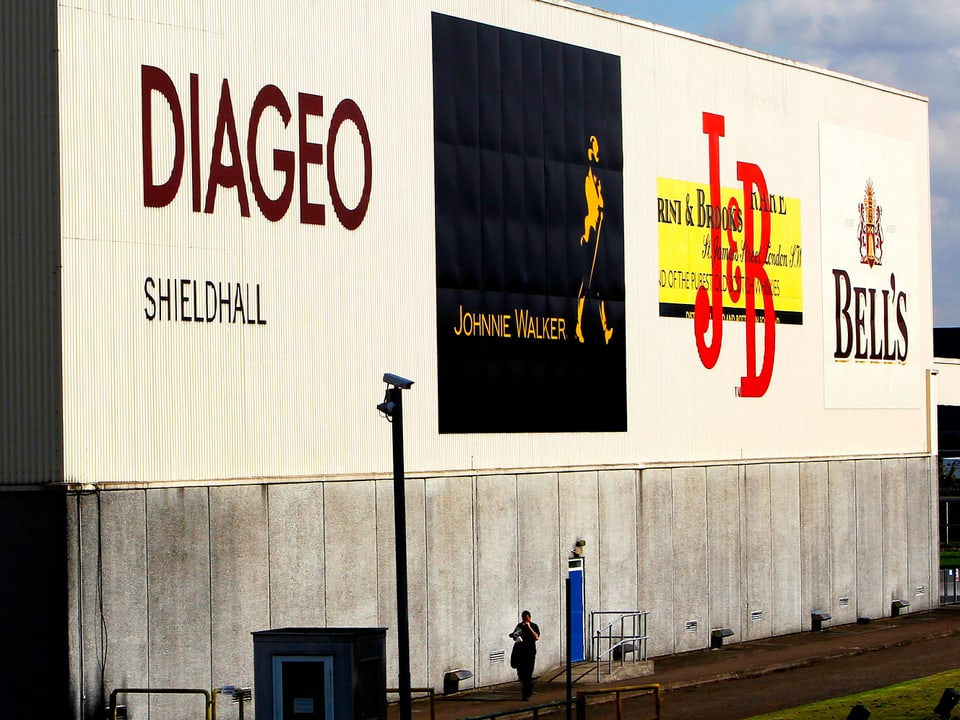 Diageo Lager. Logos von Johnny Walker Jim Bean und Bell's auf dem Gebäude