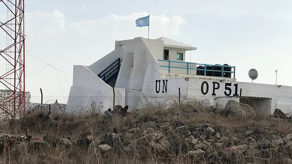 Weissgestrichener Betonbunker. Darauf weht UNO-Flagge. Er ist mit OP 51 angeschrieben.