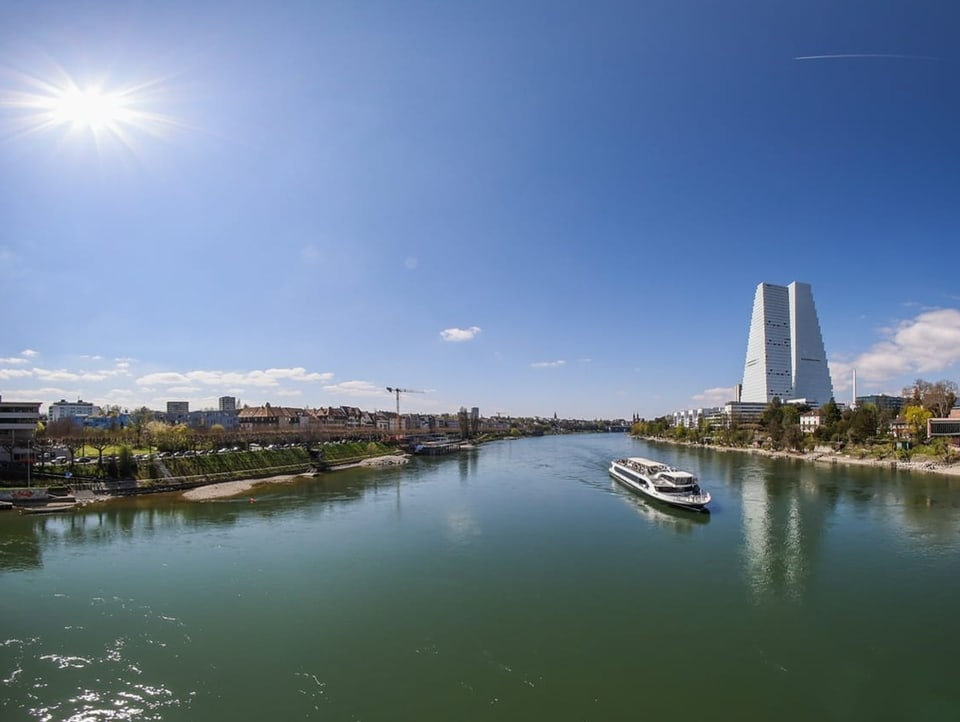 Rhein bei Basel unter blauem Himmel