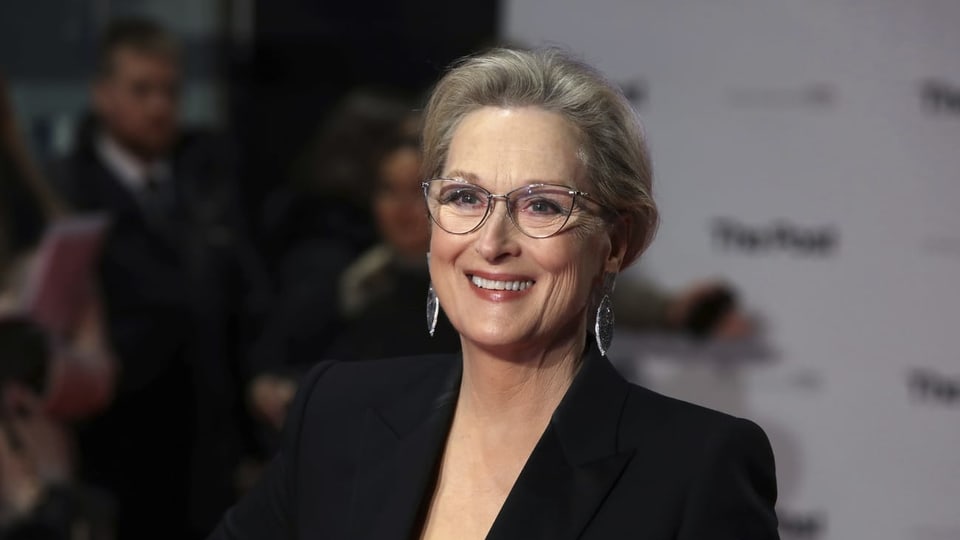 Meryl Streep blickt lachend in die Kamera 