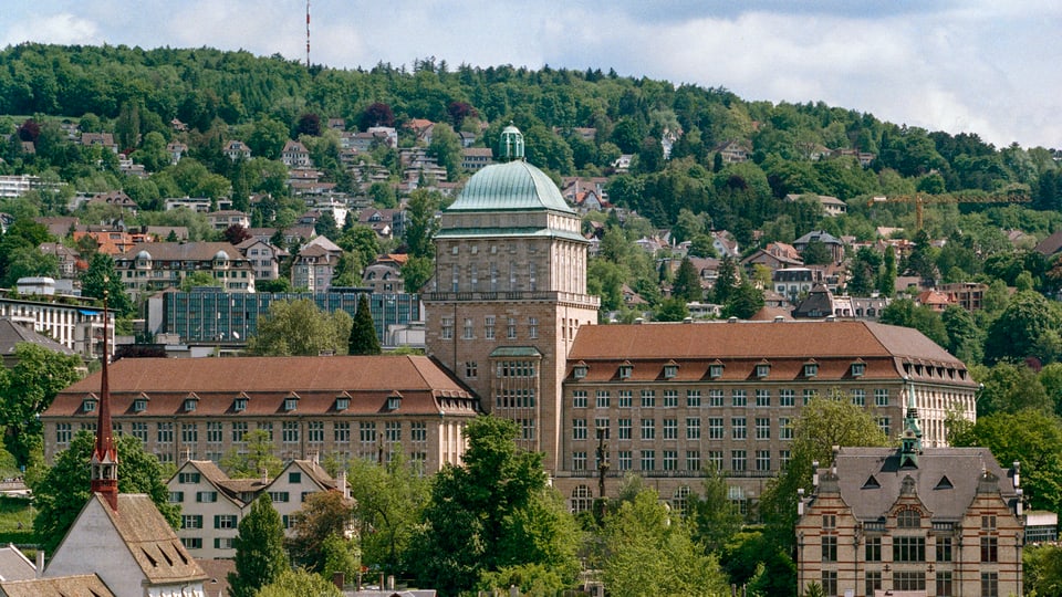 Das Gebäude der Universität Zürich mit seiner markanten grünen Kuppel, von weit her betrachtet.