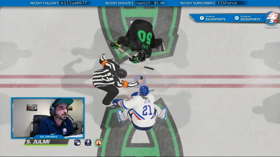 Julmi mit Headset, eingeblendet in eine virtuelle Eishockeyszene