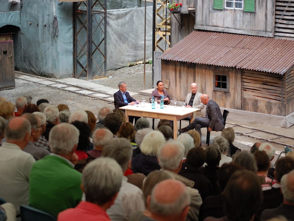 Die Gesprächsrunde vor der Tribüne des «Theater Madame Bissegger» im Steinbruch Ostermundigen.