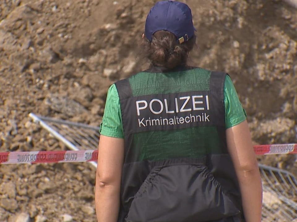 Eine Mitarbeiterin der Kriminaltechnik vor Ort
