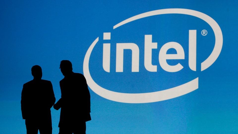 Zwei Silhouetten von Männern vor dem Intel-Signet