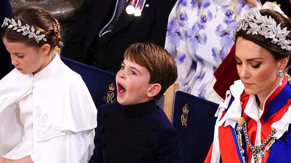 Direkt nach der Krönung seines Grossvaters  war der fünfjährige Prinz Louis gähnend zu sehen.
