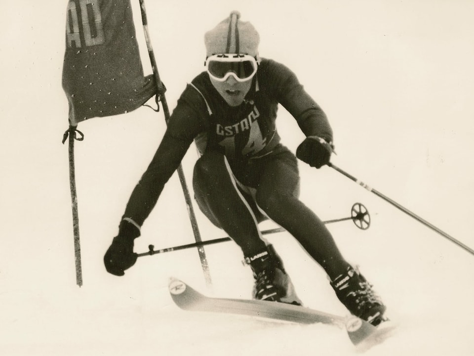 Ein Skirennfahrer während eines Rennens.