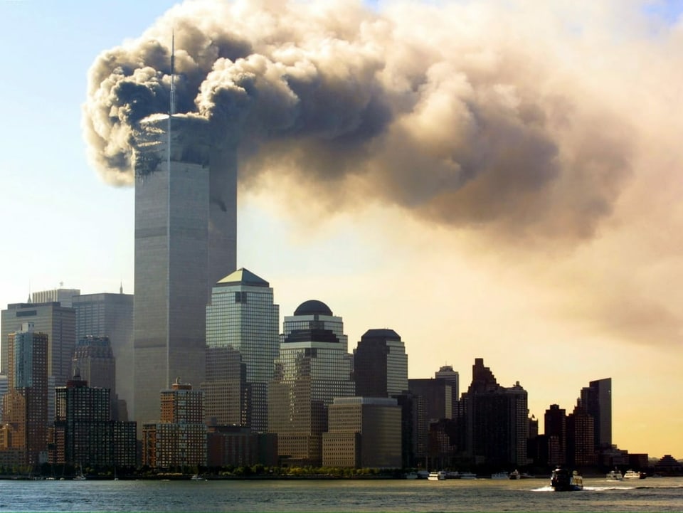 Aus dem World Trade Center steigt dichter Rauch auf.