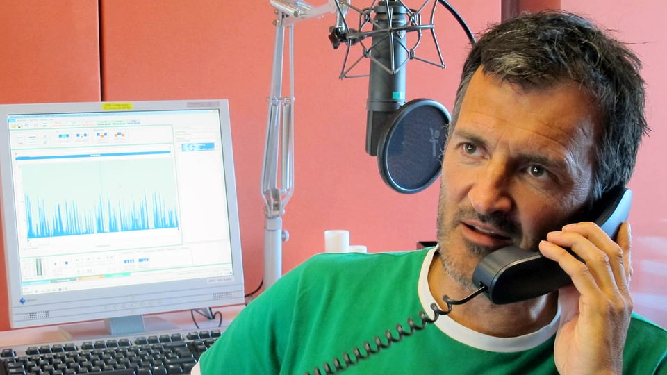 Dano Tamásy telefoniert im Studio.