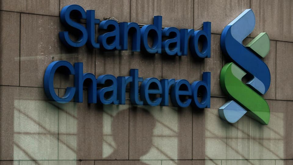 Exteriur Banca Standard Chartered stritga 15'000 plazzas Novitads RTR