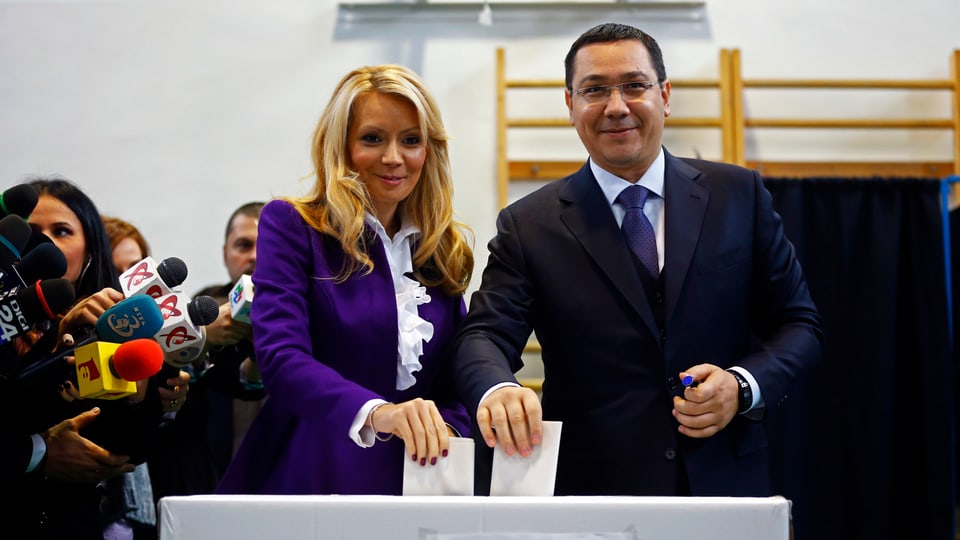 Ministerpräsident Victor Ponta und seine Frau Daciana Sarbu werfen ihren Wahlzettel ein.