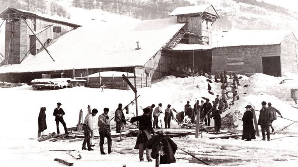 Menschen im Vallée de Joux stechen Eis. 