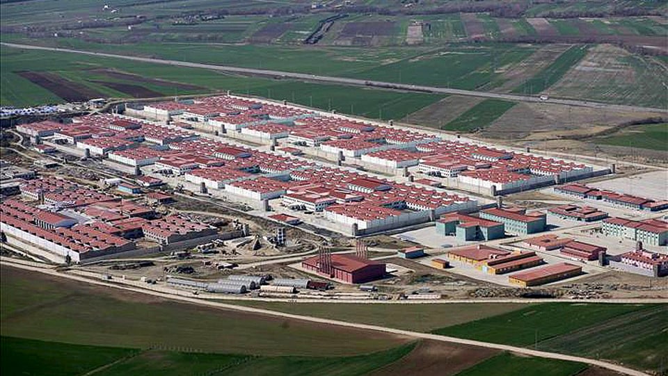 Luftaufnahme des Gefängnis-Komplexes Silivri. Viele Gebäude mit roten Dächern.