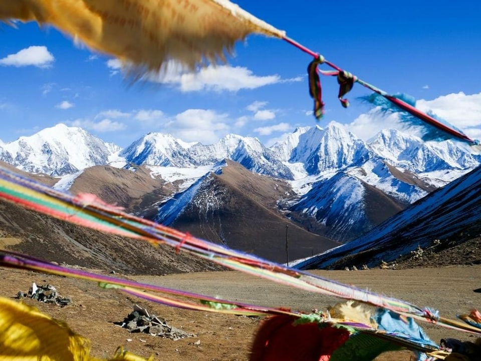 Tibetische Gebetsflaggen im Chinesischen Himalaya