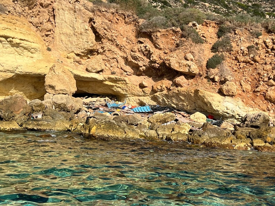 Zerstörte Boote an einer Küste Lampedusas