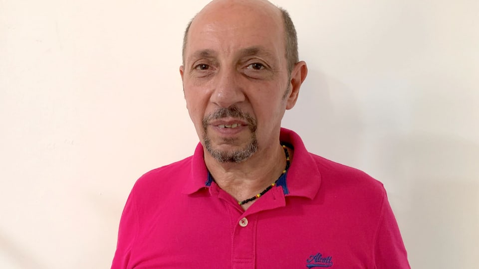 Mann mit pinkem Polo-Shirt