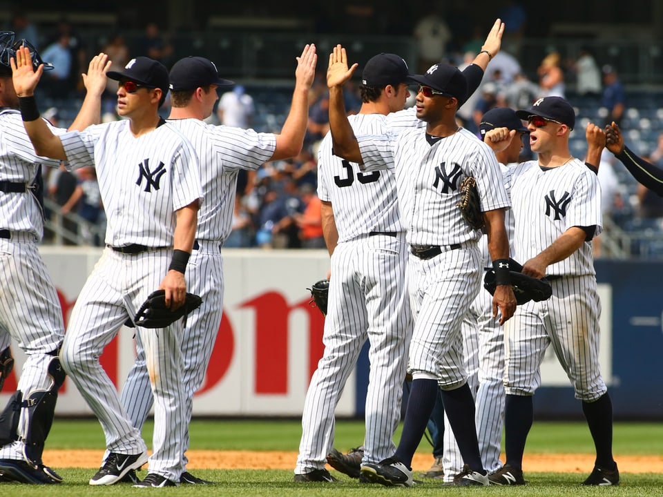 Baseballer von New York Yankees klatschen ab nach Spiel