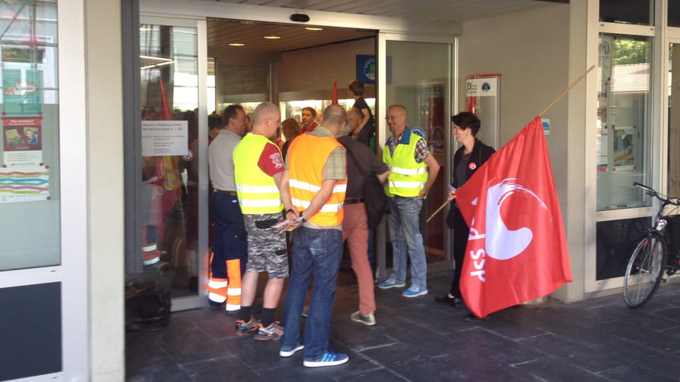 Personen stehen vor einem Eingang Spalier