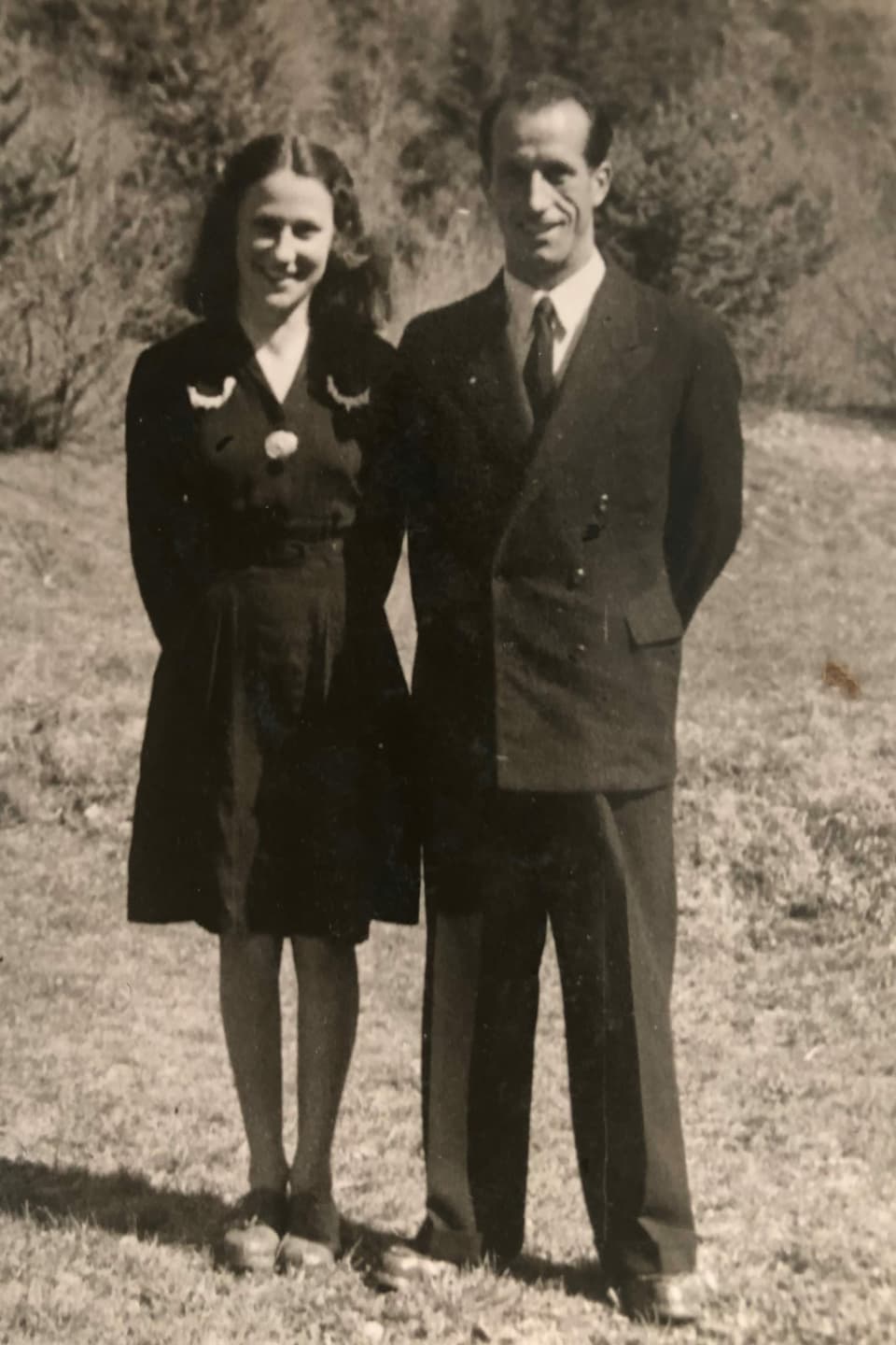 Eine junge Frau und ein Mann stehen nebeneinander.