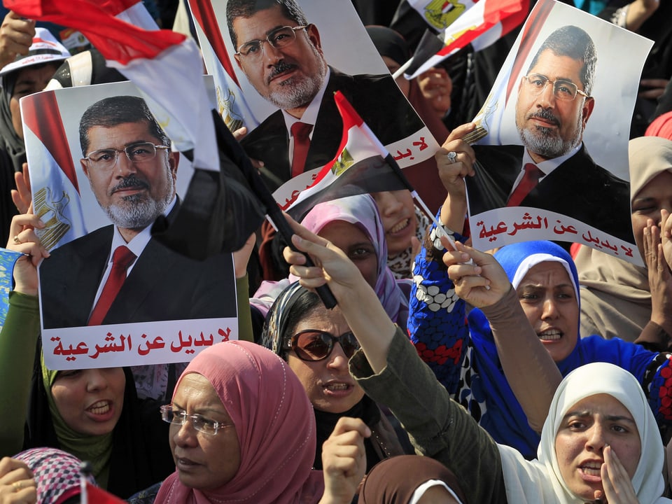 Mursi-Befürworterinnen vor dem Präsidenten-Palast in Kairo. 