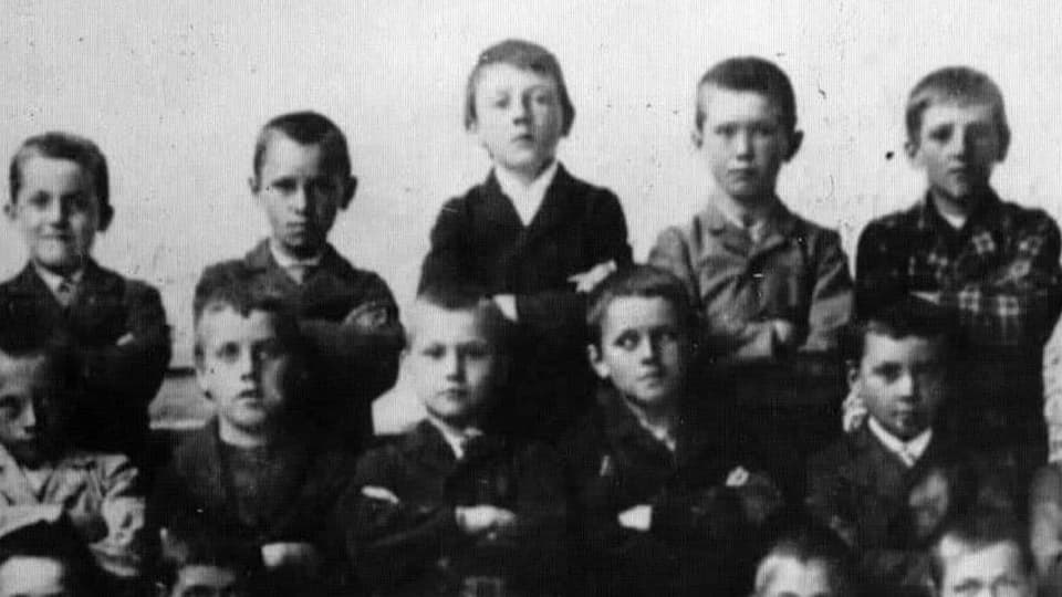 Schwarz-Weiss Bild von von mehreren jungen Knaben