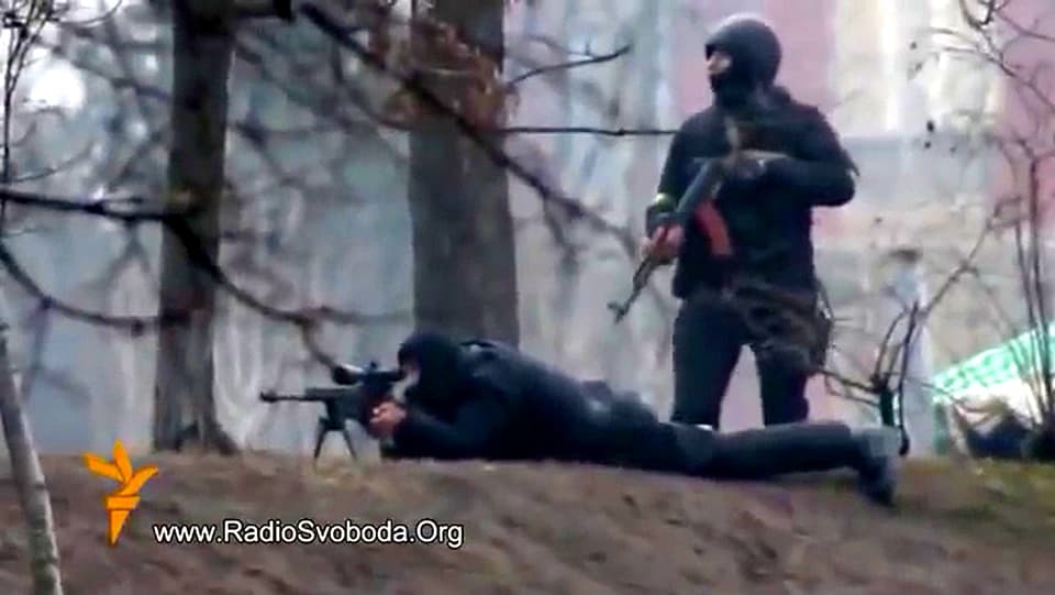 Video-Still mit ukrainischen Soldaten, die mit einem Schweizer Gewehr feuern.