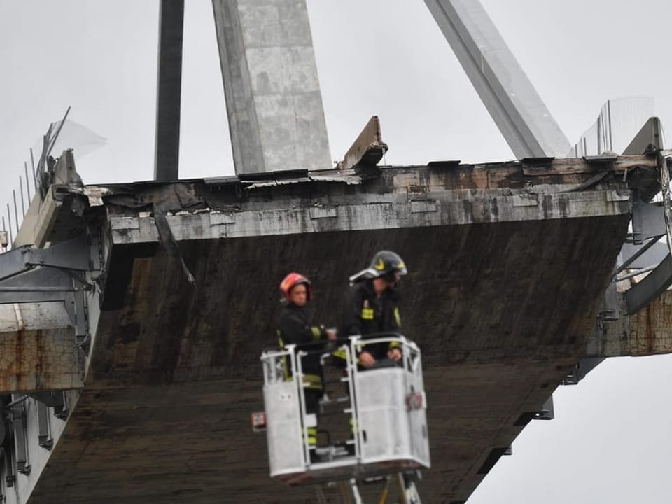 Der stehende eine Teil der Brücke ist von unten her fotografiert worden. Rettungskräfte sind darunter in einer Hebebühne