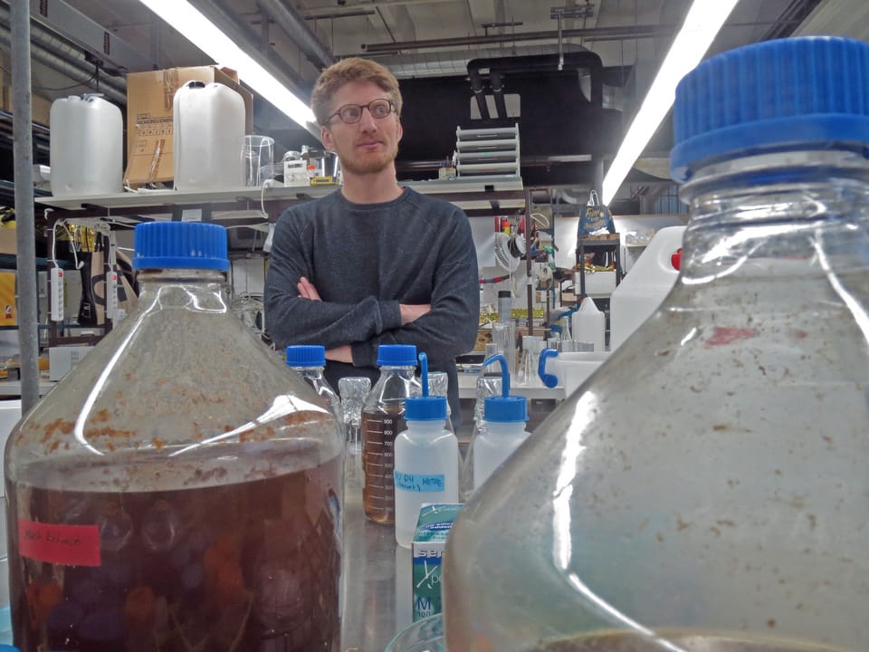 Luc Henry im Hackuarium in Lausanne.