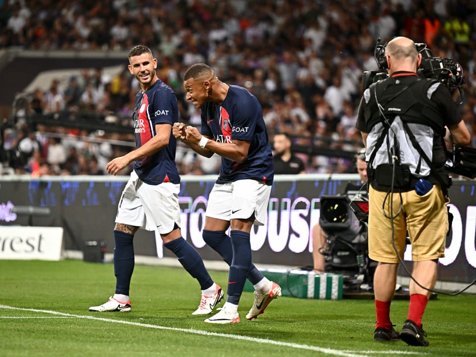 Kylian Mbappé freut sich über seinen verwandelten Penalty.