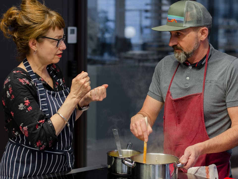 Food-Redaktorin Maja Brunner erklärt Kochmuffel Christoph Dudli wie man merkt, wenn ein Risotto fertig ist. 