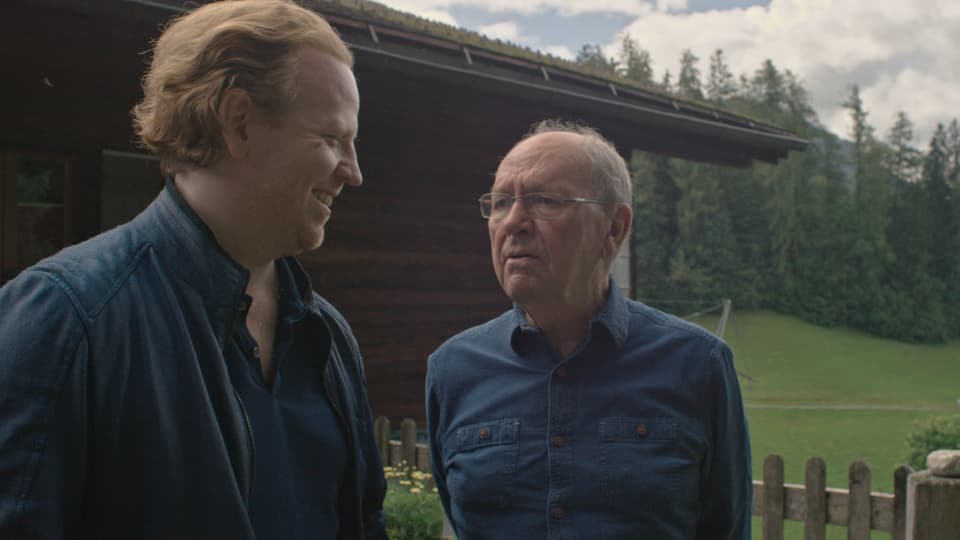 Daniel Hope und sein Vater Christopher unterhalten sich in einem Garten in Gstaad.