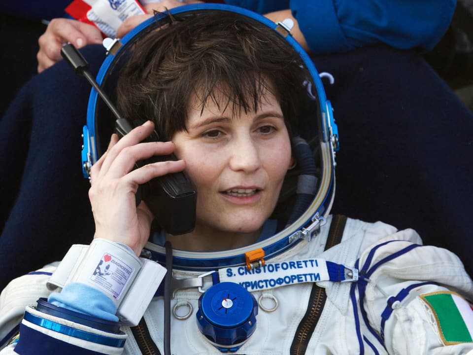 Samantha Cristoforetti telefoniert im Astronautenanzug