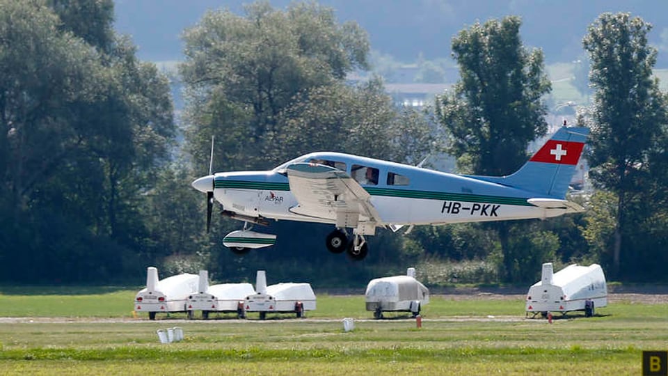 Ein Flugzeug beim Landeanflug auf dem Regionalflughafen Grenchen. 