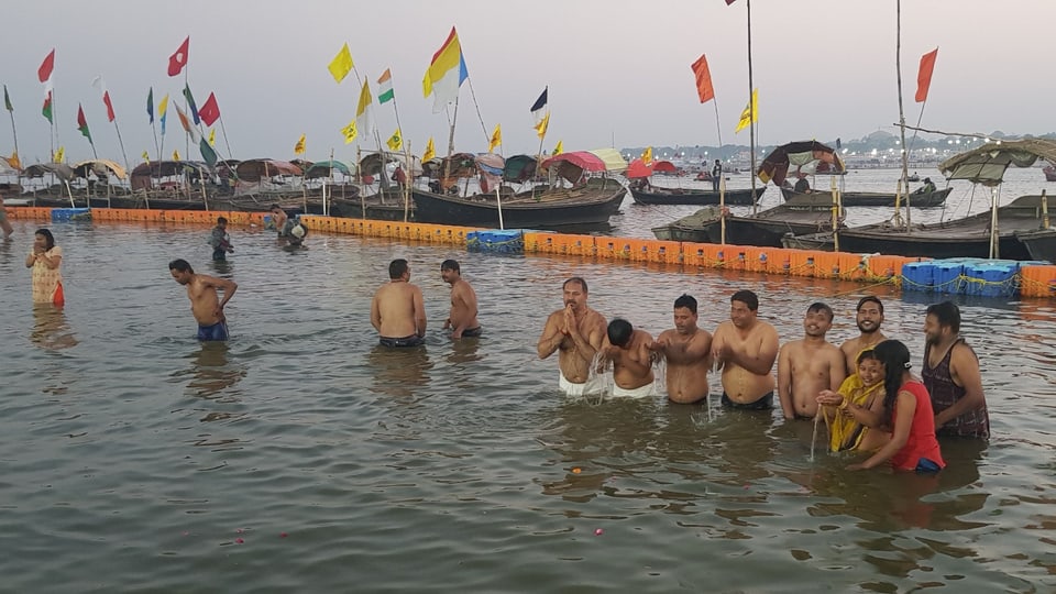 Pilger waschen sich im Ganges