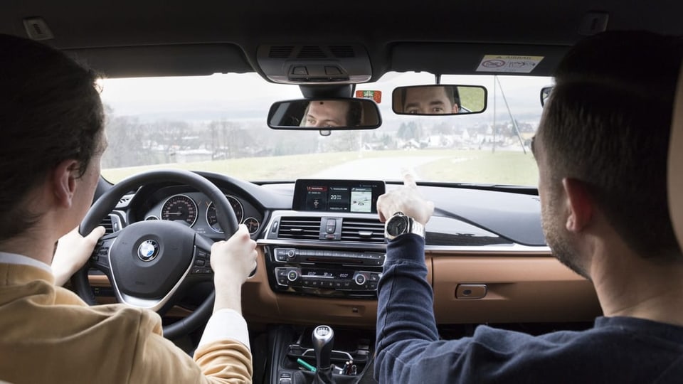 Fahrlehrer und Fahrschüler im Auto