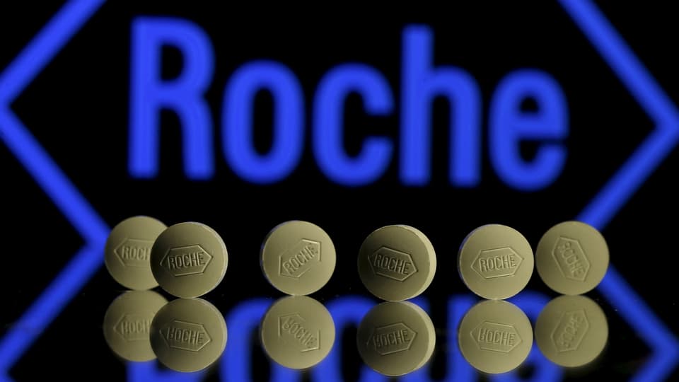 Pillen mit der Aufschrift Roche stehen aufgereicht nebeneinander. 