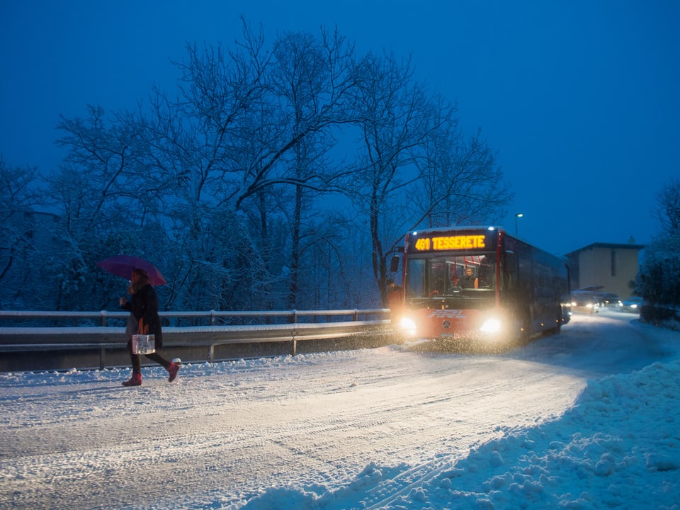 Ein Buss auf verschneiter Strasse.