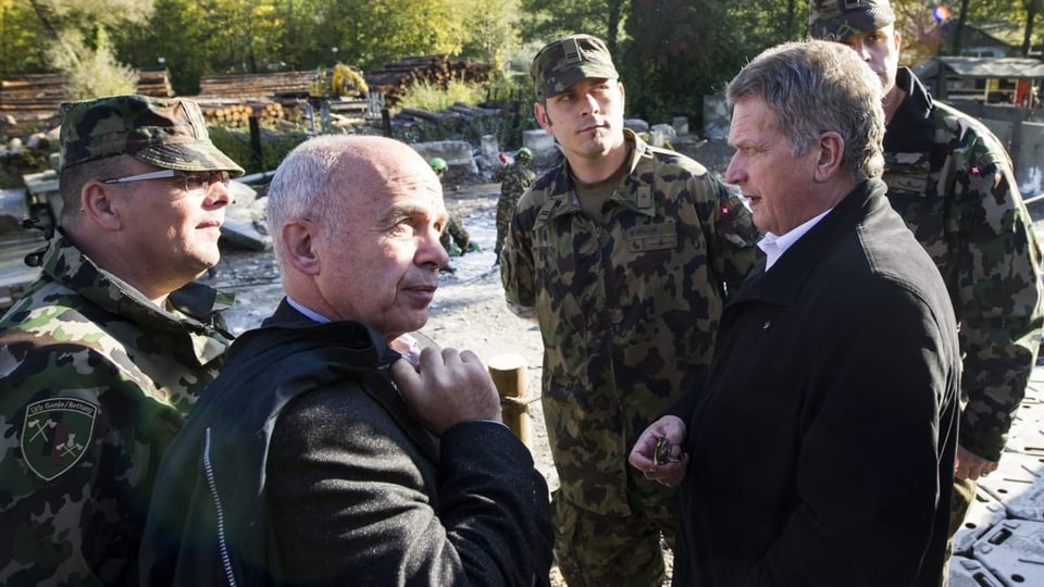 Maurer und Niinistö an einem Fluss