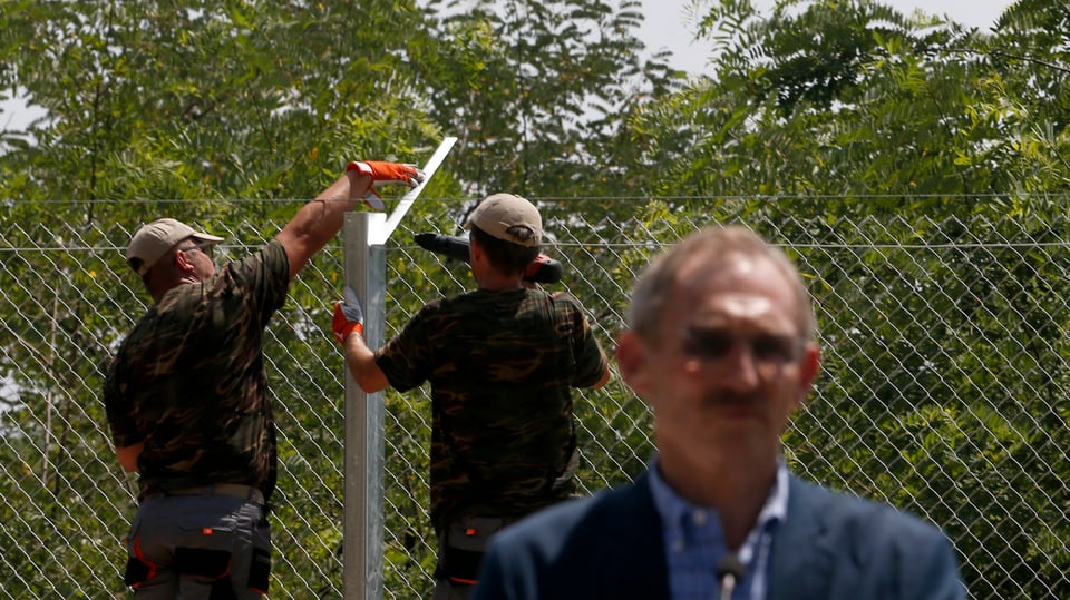 Ein Bollwerk gegen «Illegale»: Ungarn baut am 175 Kilometer langen Zaun an der Grenze zu Serbien.